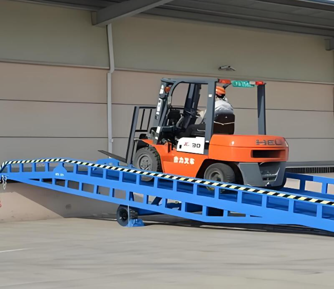 阜城移动式卸货平台（叉车用）